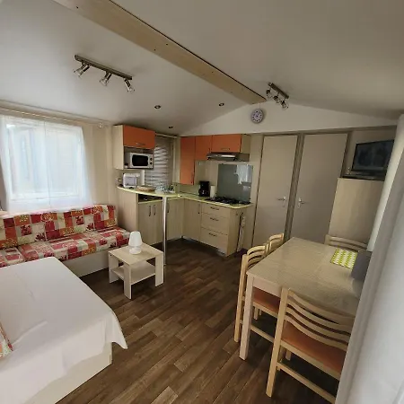 Mobilhome Camping Castellas * سُت