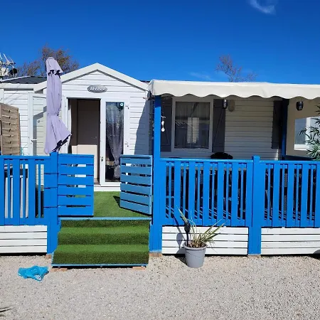 Mobilhome Camping Castellas مكان تخييم